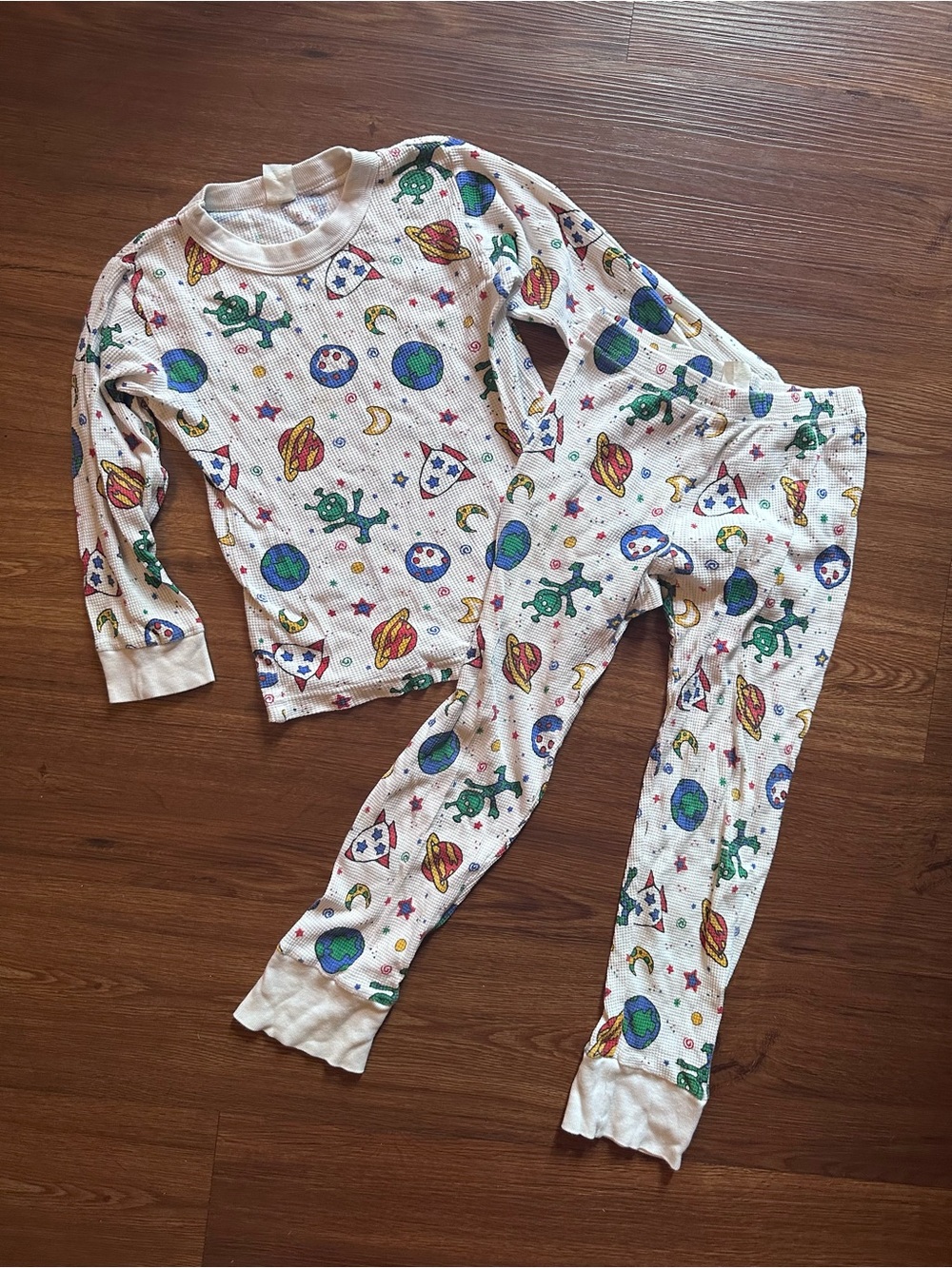Vintage White Space & Planet Print Kids Pajama Set with Green Aliens